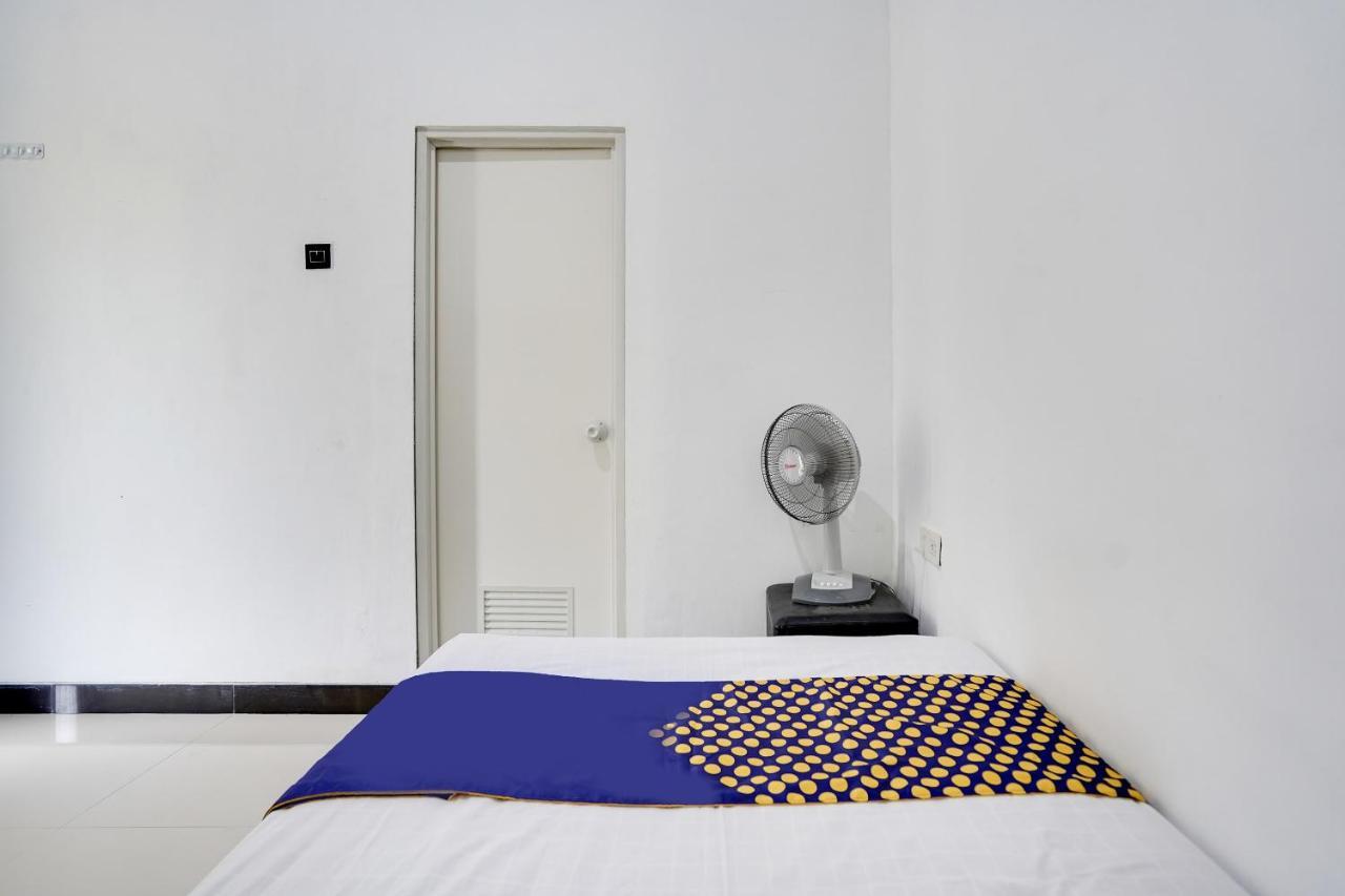 Spot On 91745 Rumah Kost Gresik Syariah Buitenkant foto