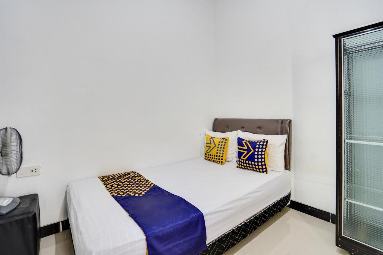 Spot On 91745 Rumah Kost Gresik Syariah Buitenkant foto