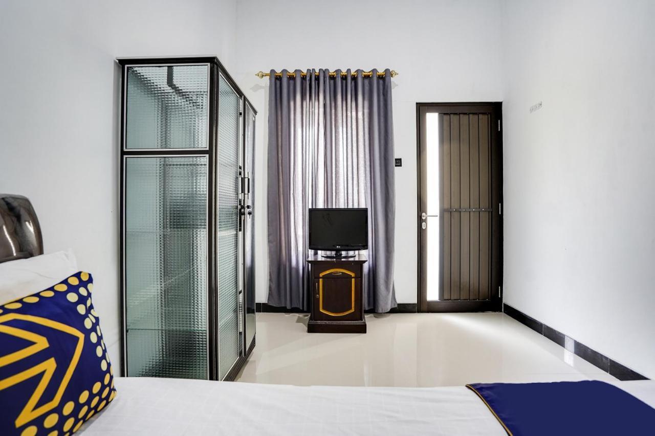 Spot On 91745 Rumah Kost Gresik Syariah Buitenkant foto
