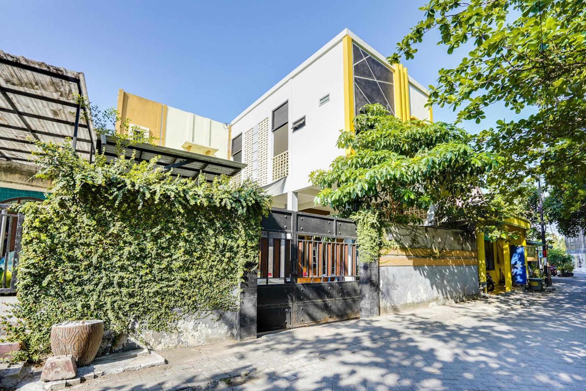 Spot On 91745 Rumah Kost Gresik Syariah Buitenkant foto