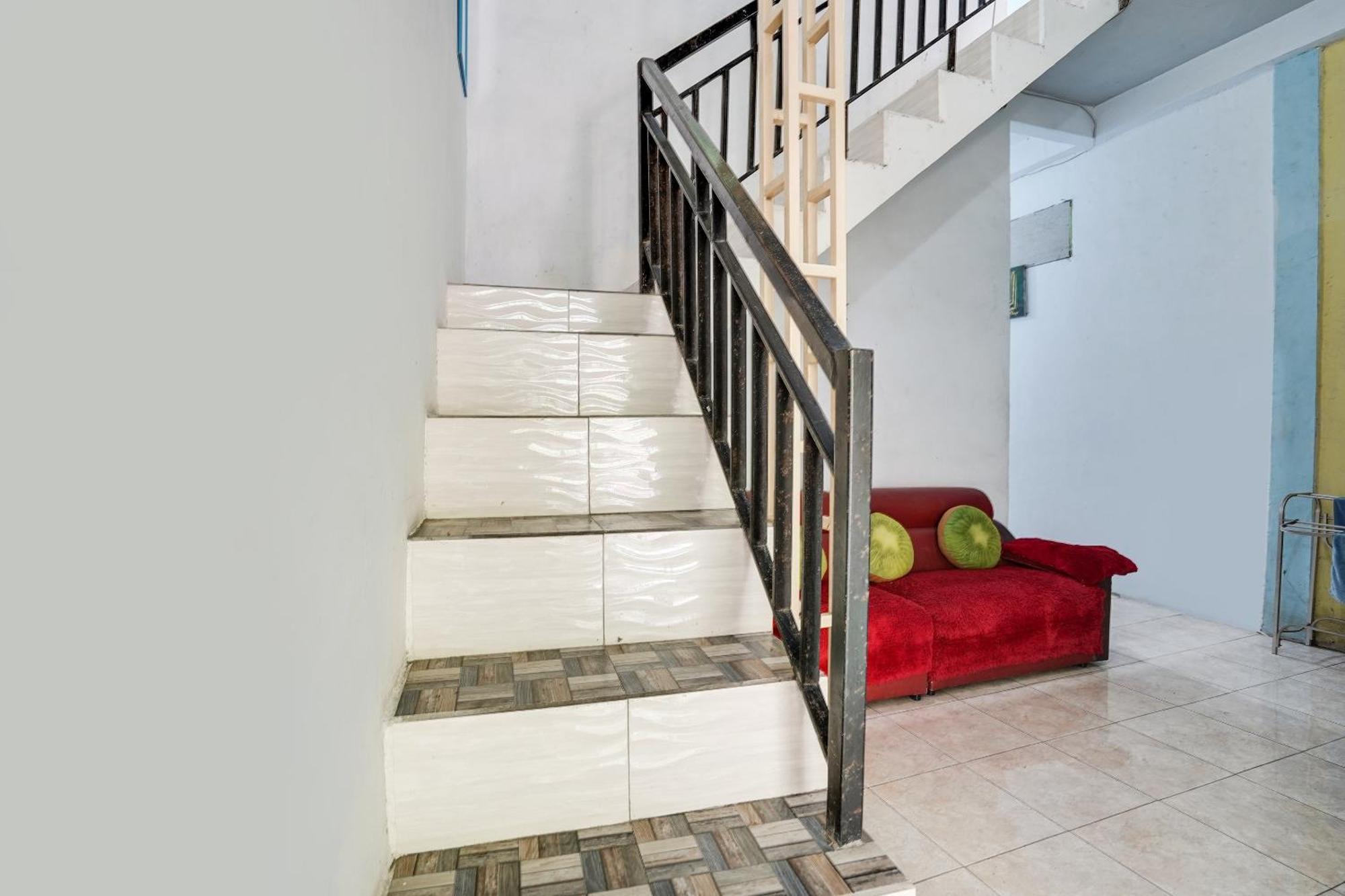 Spot On 91745 Rumah Kost Gresik Syariah Buitenkant foto