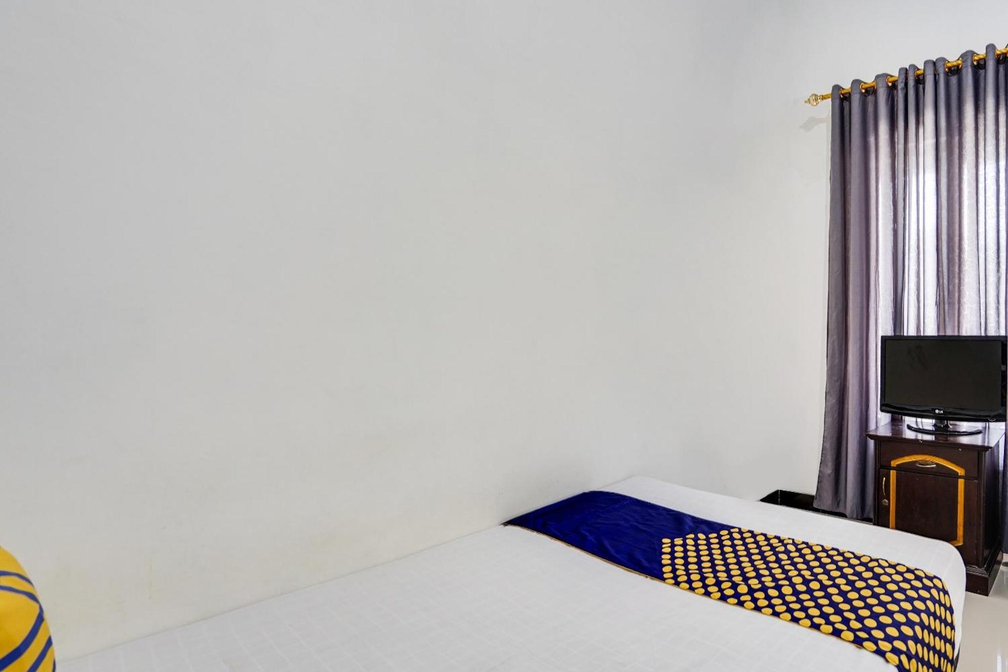 Spot On 91745 Rumah Kost Gresik Syariah Buitenkant foto