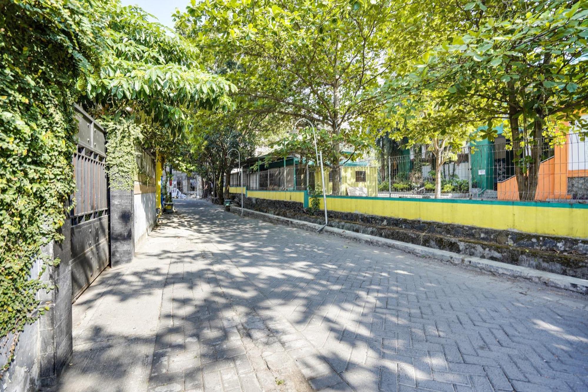Spot On 91745 Rumah Kost Gresik Syariah Buitenkant foto