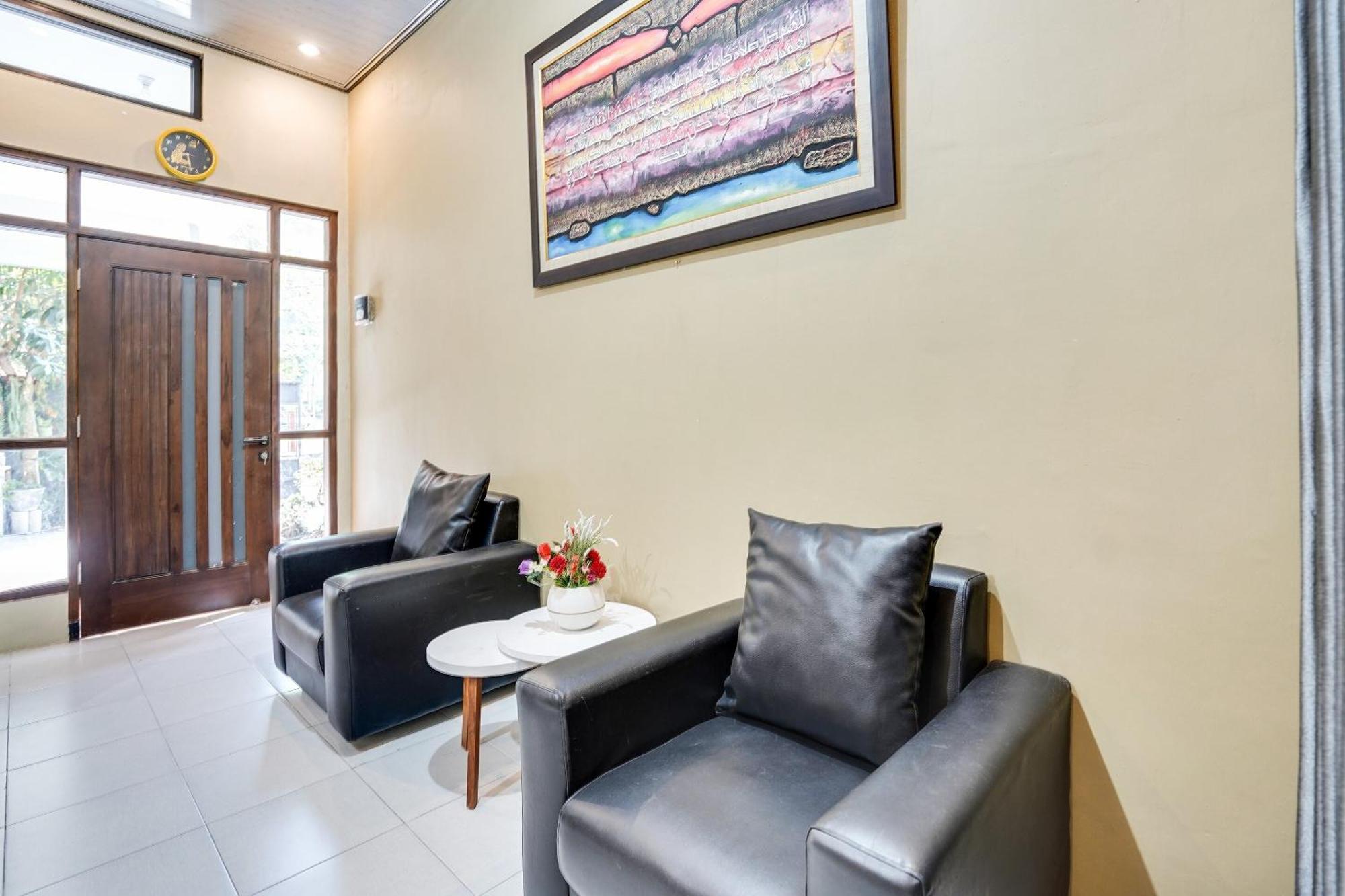 Spot On 91745 Rumah Kost Gresik Syariah Buitenkant foto