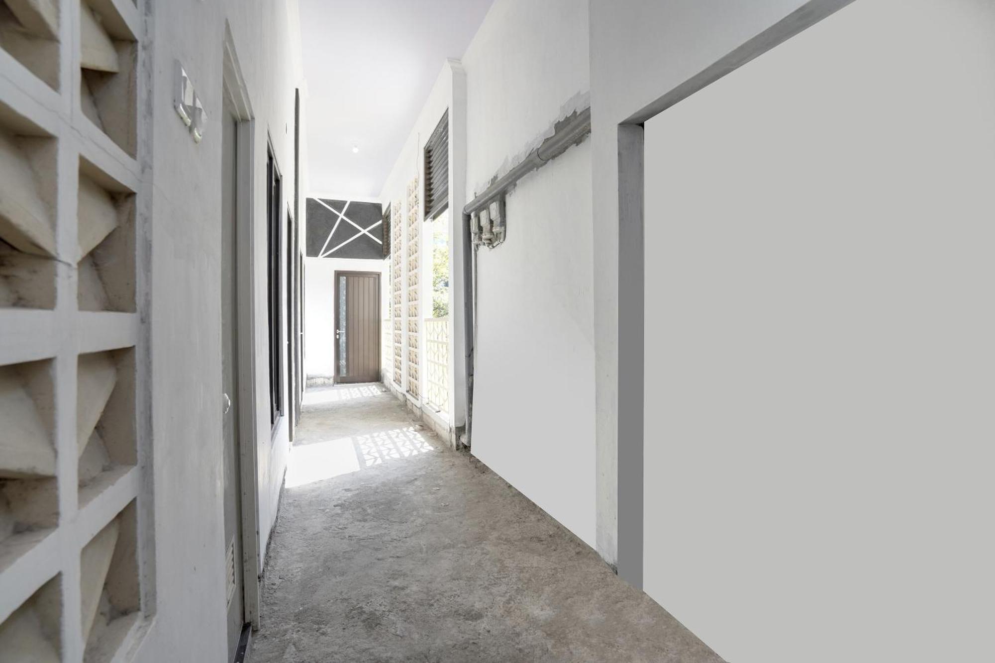 Spot On 91745 Rumah Kost Gresik Syariah Buitenkant foto