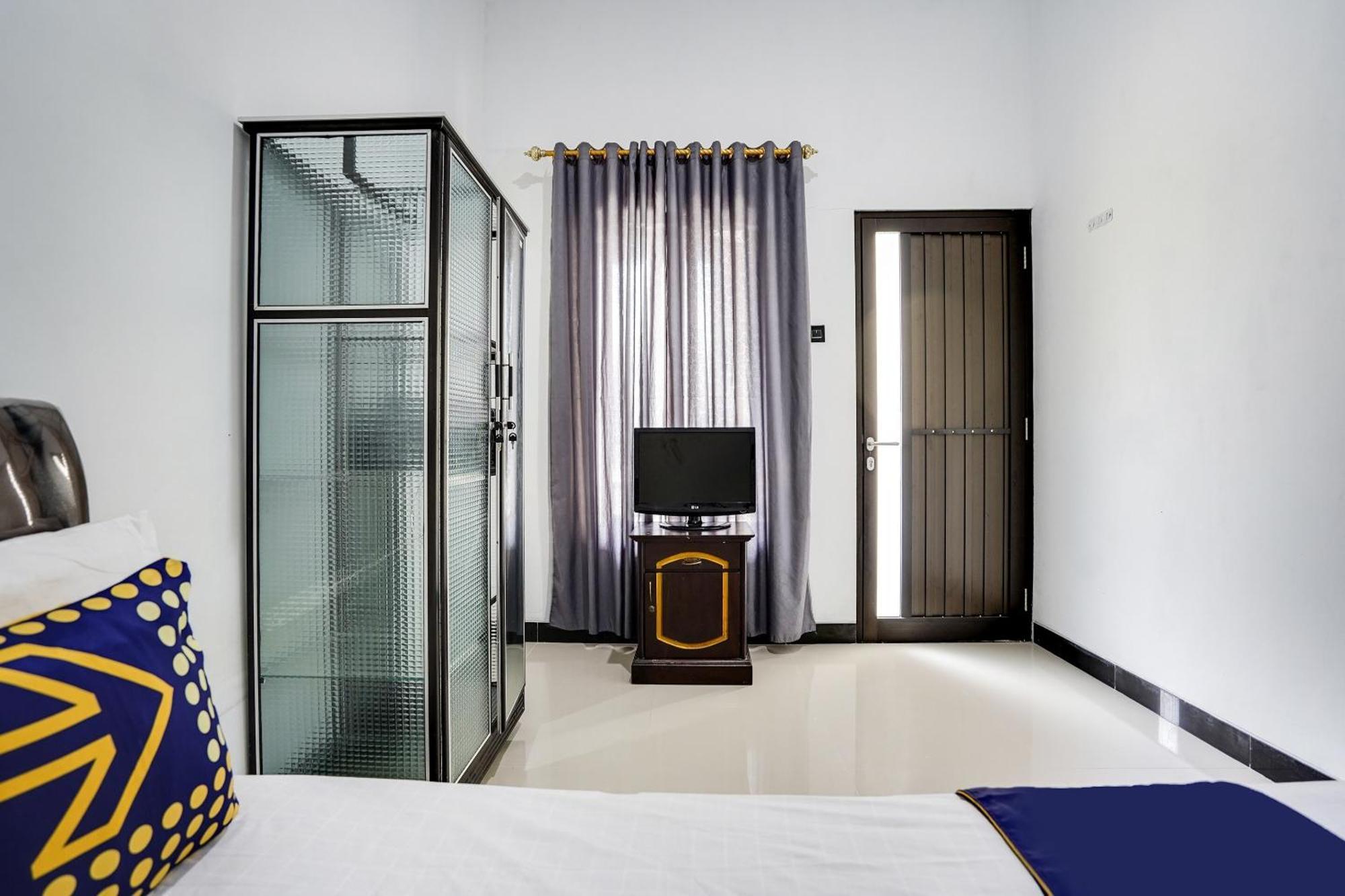 Spot On 91745 Rumah Kost Gresik Syariah Buitenkant foto