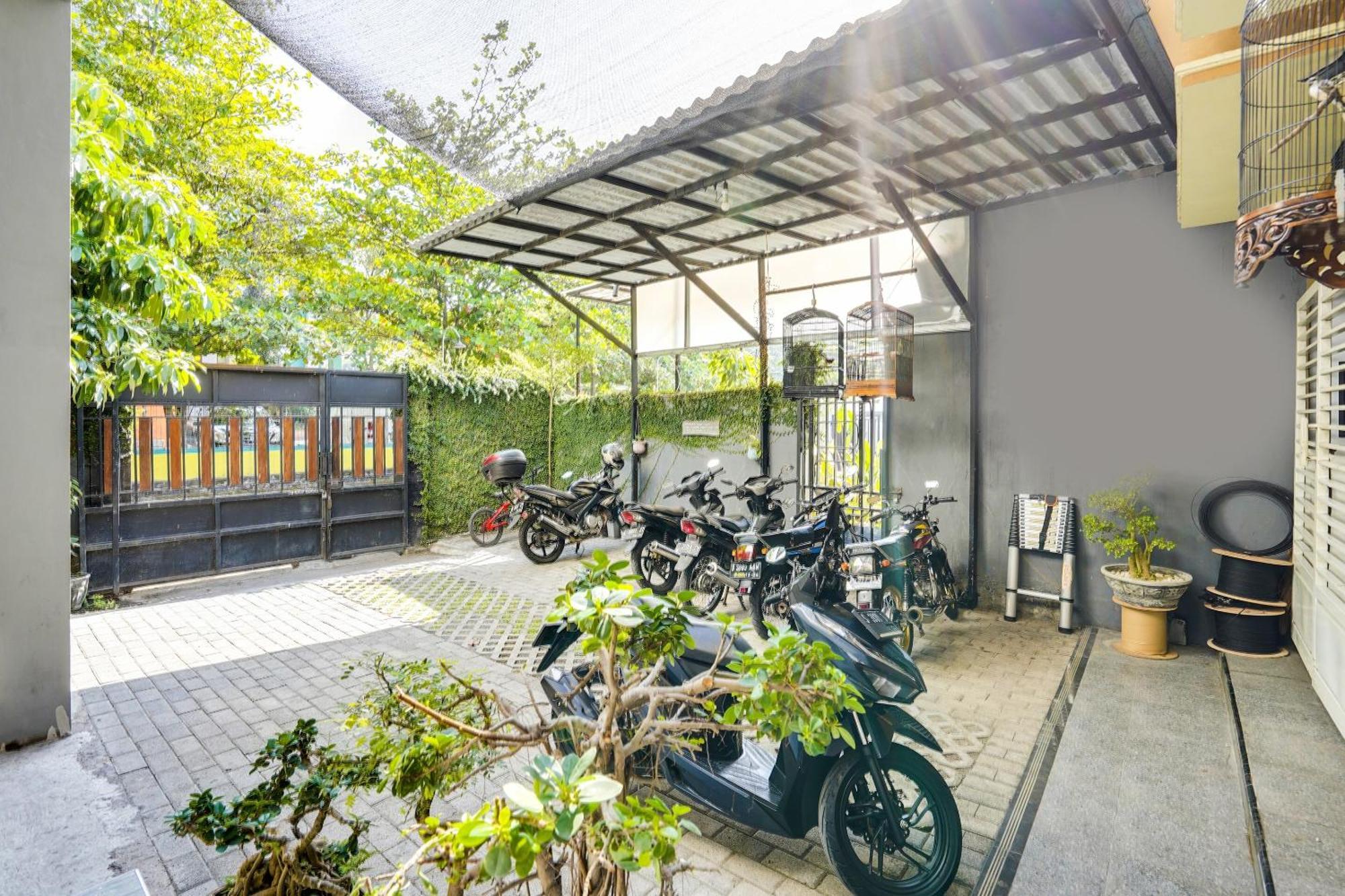 Spot On 91745 Rumah Kost Gresik Syariah Buitenkant foto