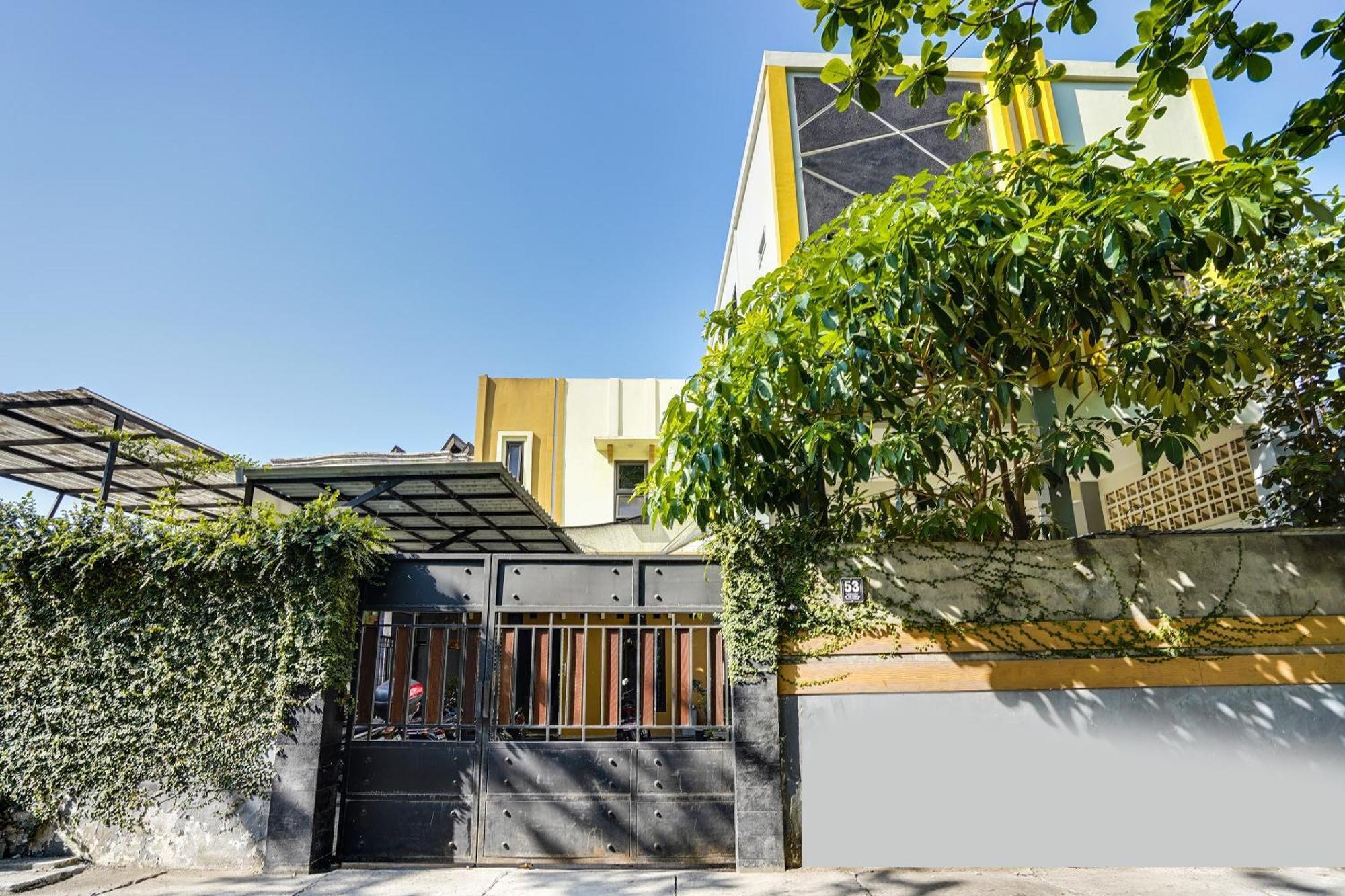 Spot On 91745 Rumah Kost Gresik Syariah Buitenkant foto