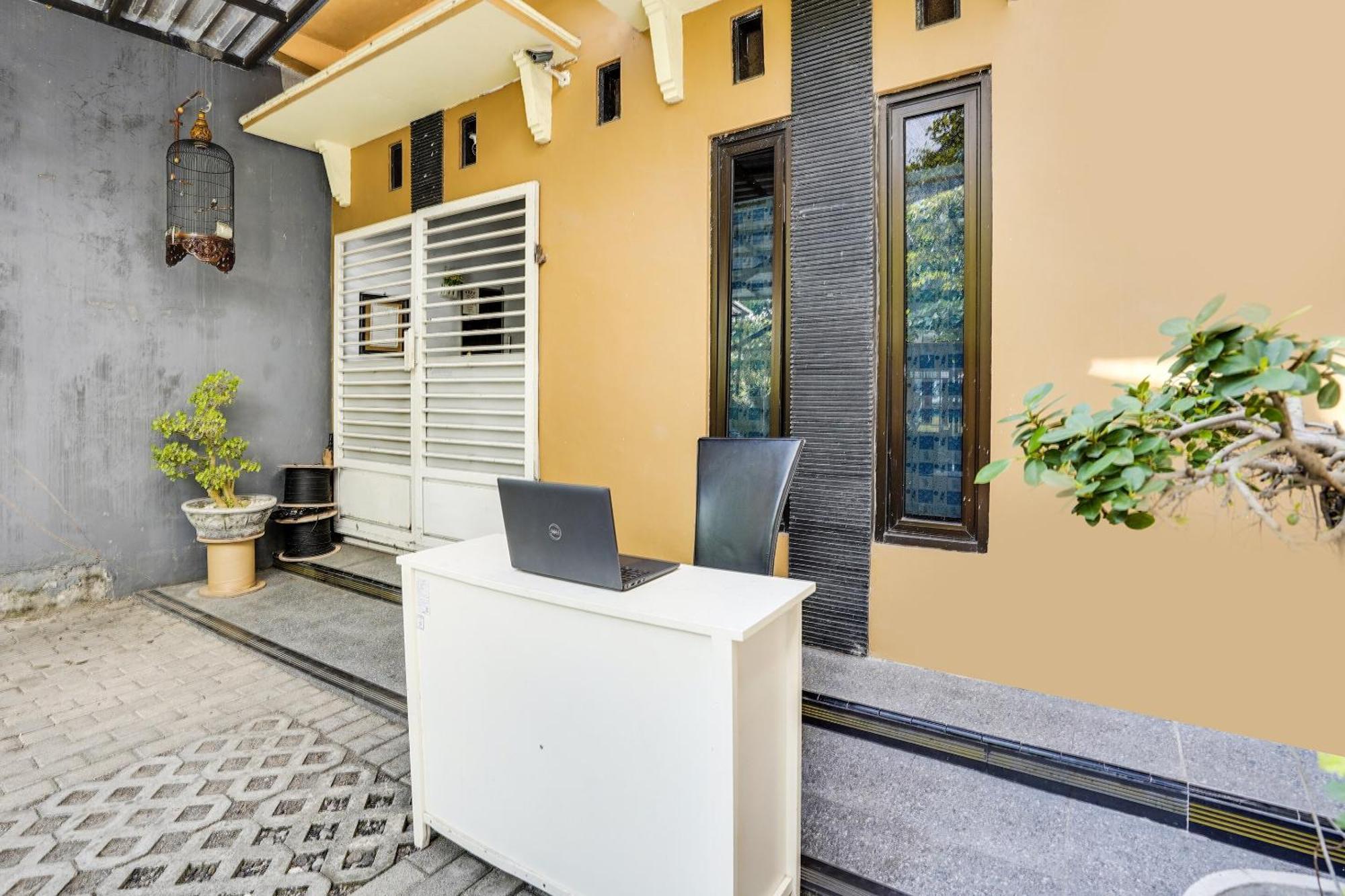 Spot On 91745 Rumah Kost Gresik Syariah Buitenkant foto