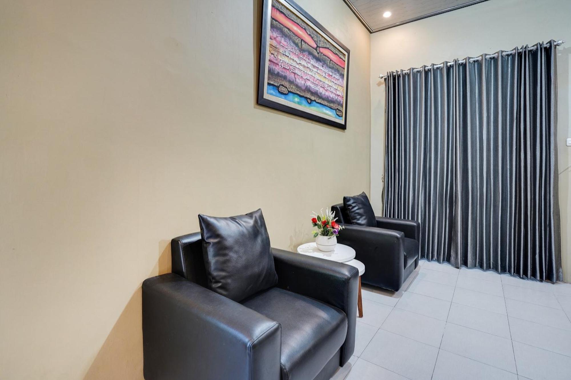 Spot On 91745 Rumah Kost Gresik Syariah Buitenkant foto