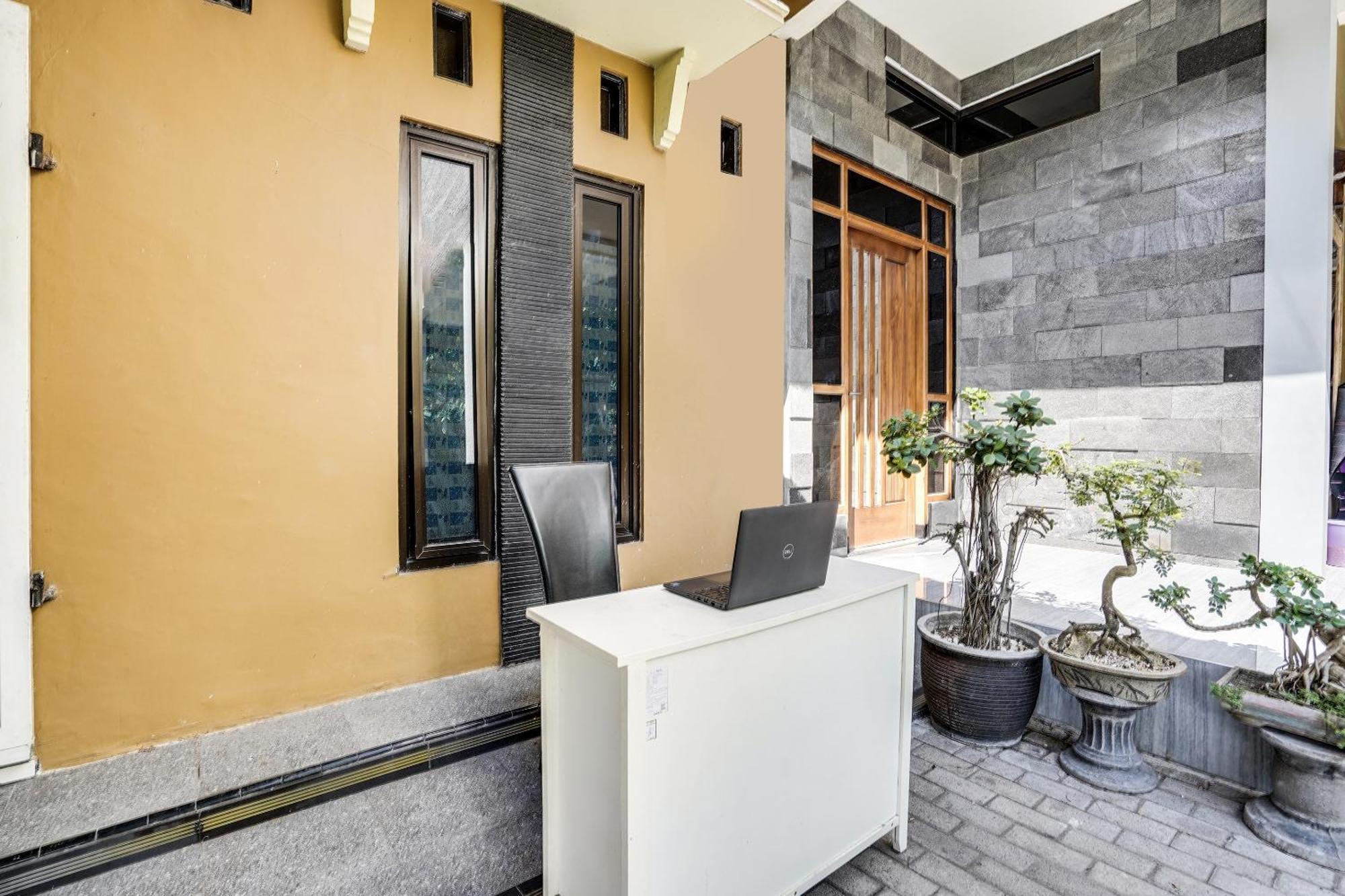 Spot On 91745 Rumah Kost Gresik Syariah Buitenkant foto