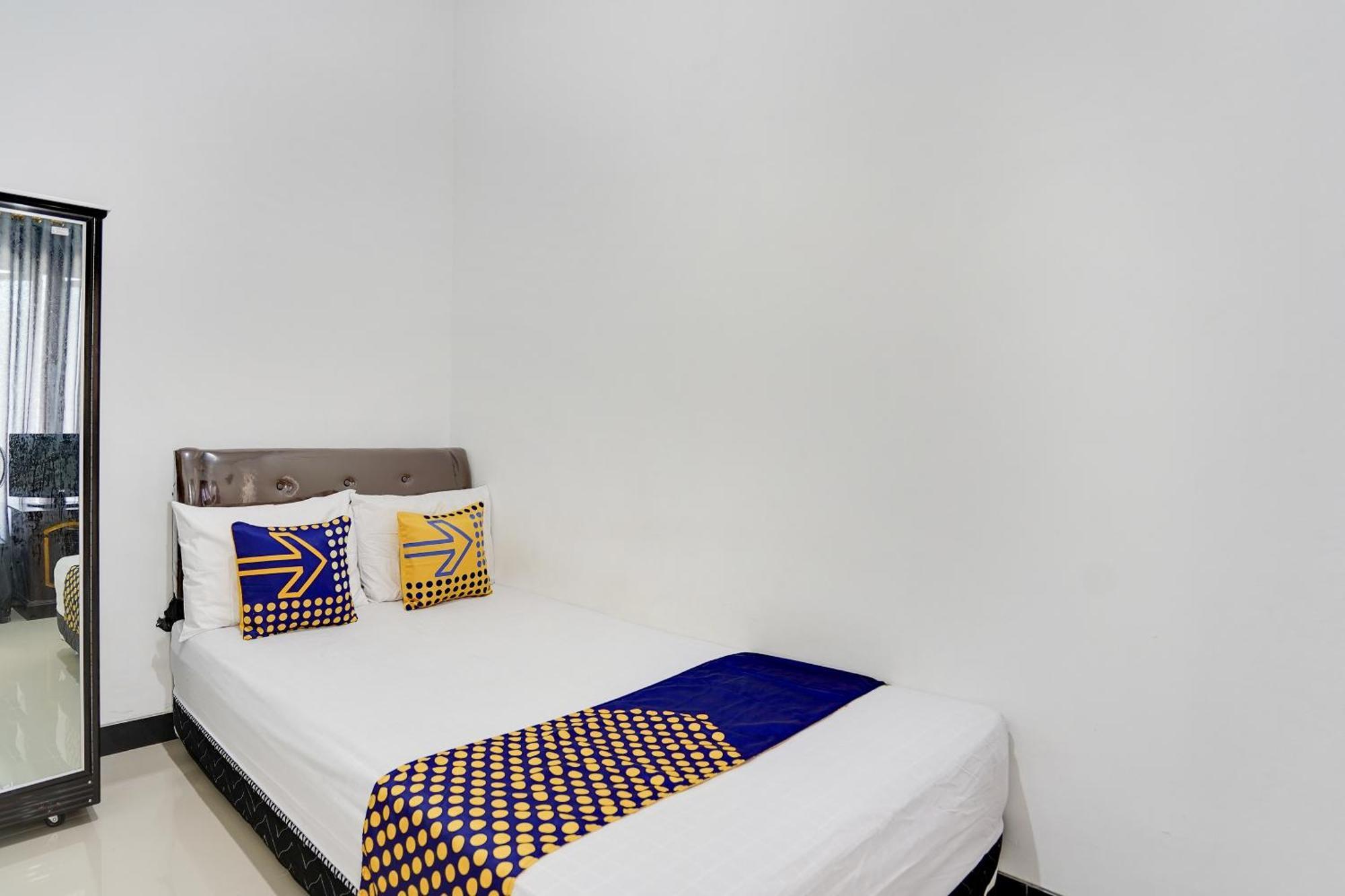 Spot On 91745 Rumah Kost Gresik Syariah Buitenkant foto