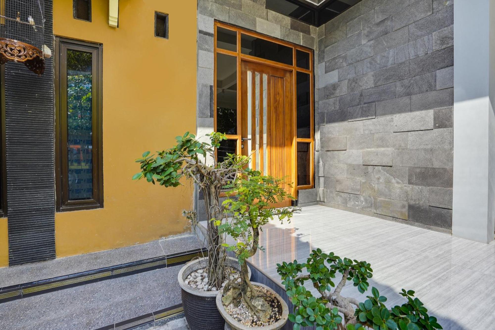 Spot On 91745 Rumah Kost Gresik Syariah Buitenkant foto