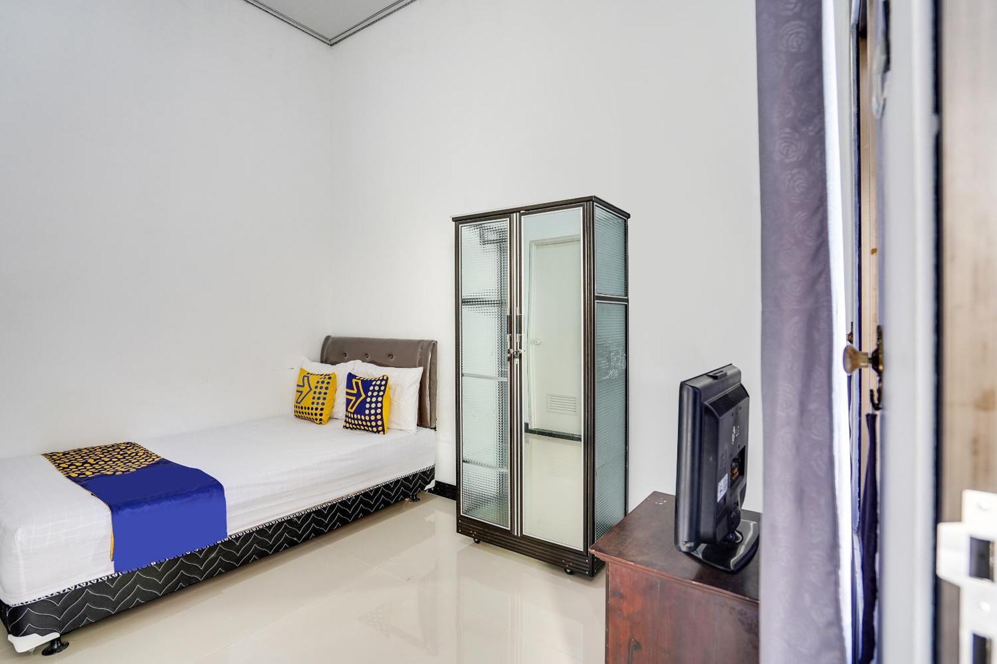 Spot On 91745 Rumah Kost Gresik Syariah Buitenkant foto