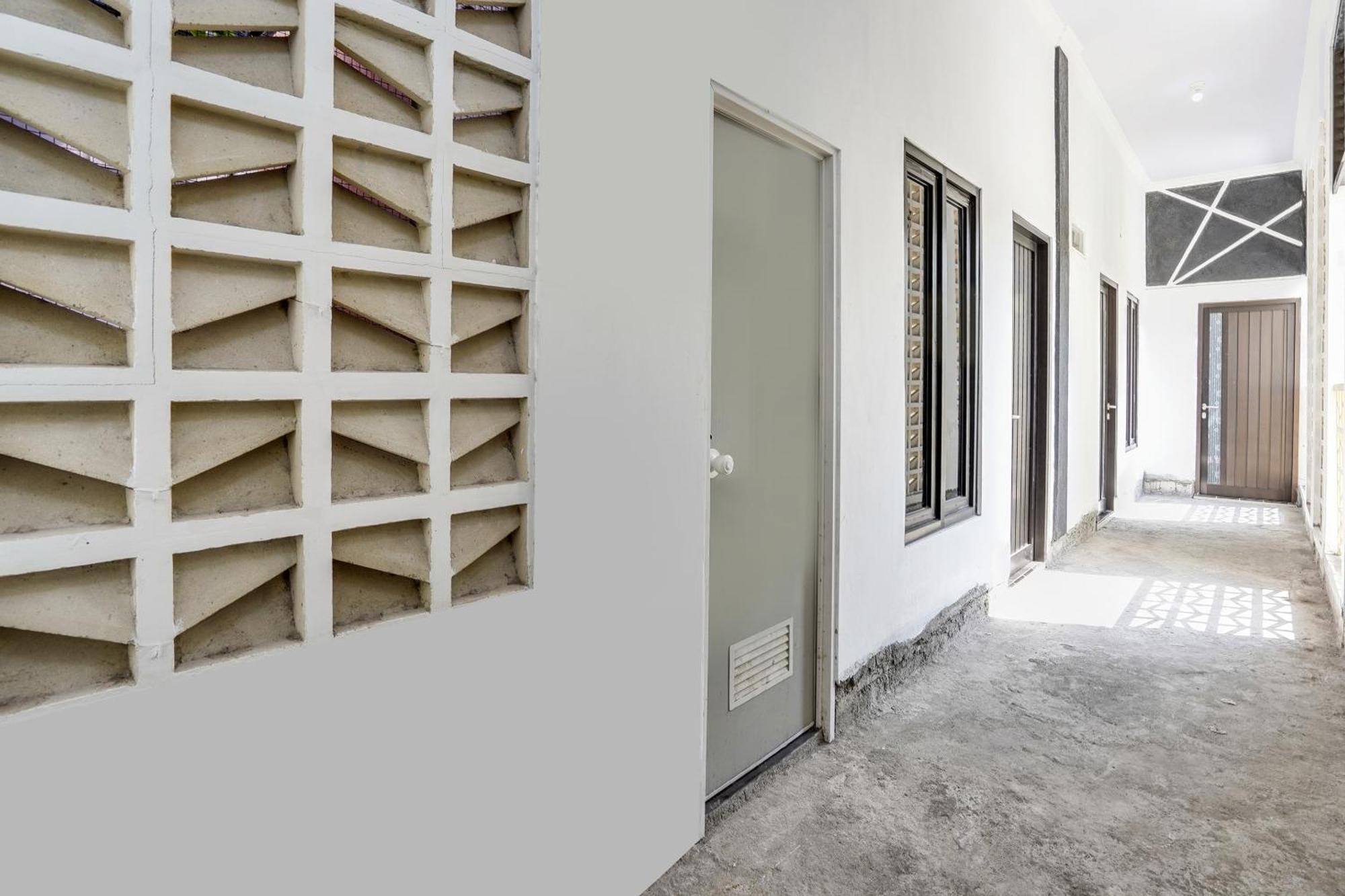 Spot On 91745 Rumah Kost Gresik Syariah Buitenkant foto
