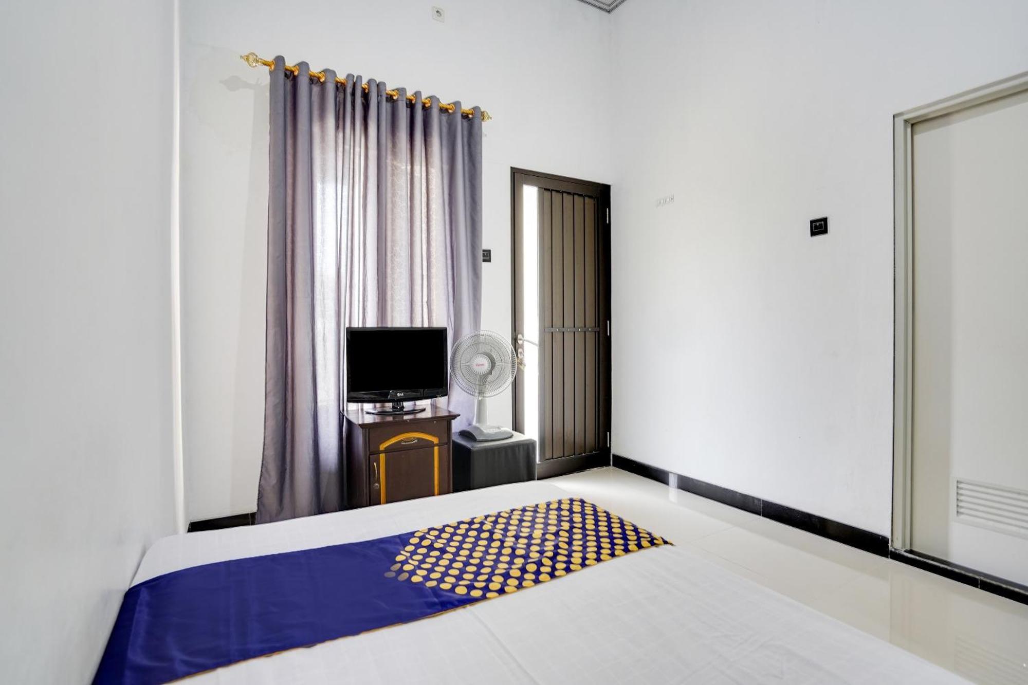 Spot On 91745 Rumah Kost Gresik Syariah Buitenkant foto
